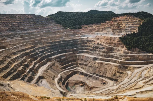 機載高光譜蝕變信息與成礦地質環境分析的礦床定位研究